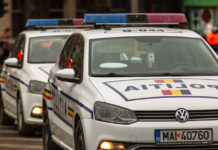 Țeapă cu panouri sandwich. Trei persoane, reținute de polițiști