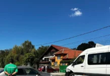 Accident cu trei autovehicule la Scoarța. Un microbuz școlar, implicat